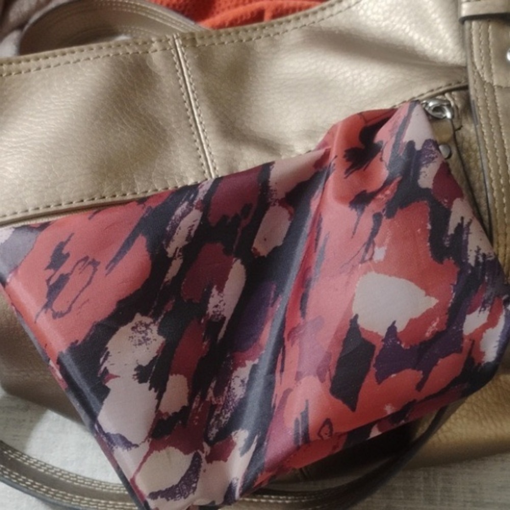 Stylish Gold Women's Handbag - Picture 4 of 6
